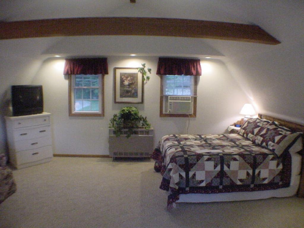 Вилла Trickling Waters Retreat Marquette Экстерьер фото